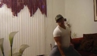 Cubano bailando reggaeton en la cama